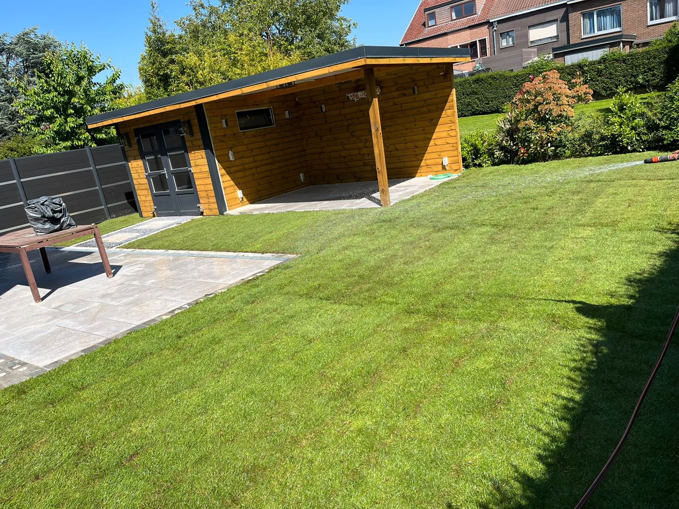 Abri de jardin et terrasse aménagée