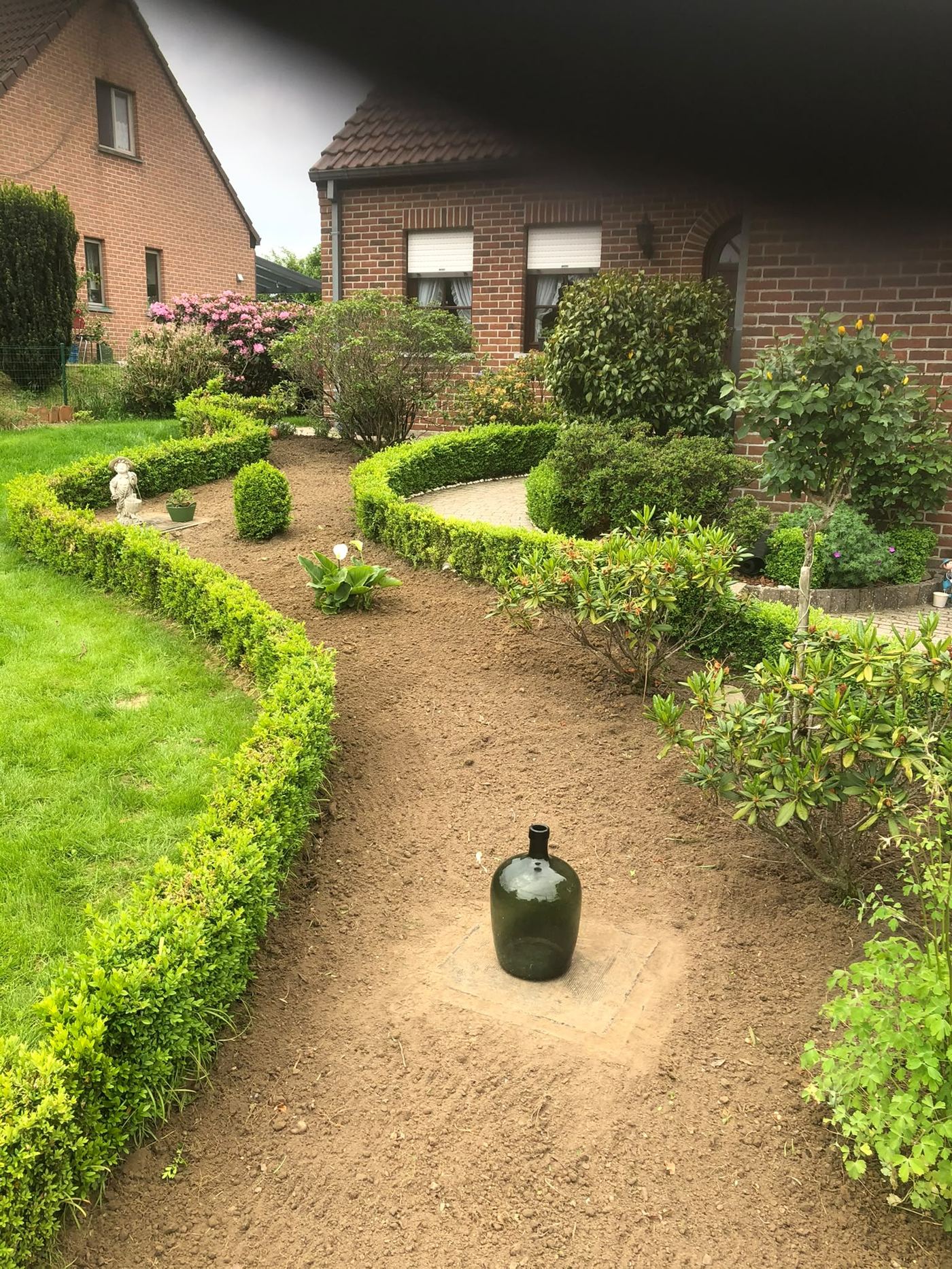 Allée de jardin avec plantations et gravier