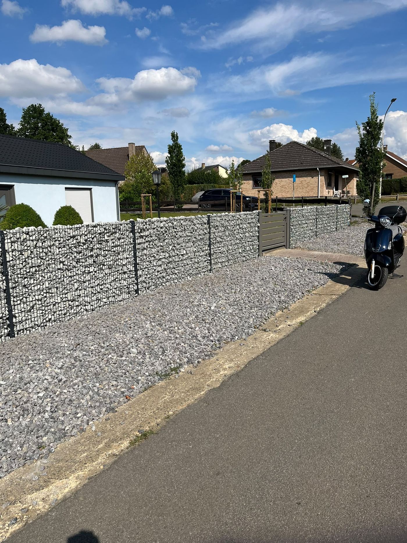 Clôture en gabions le long d’une allée