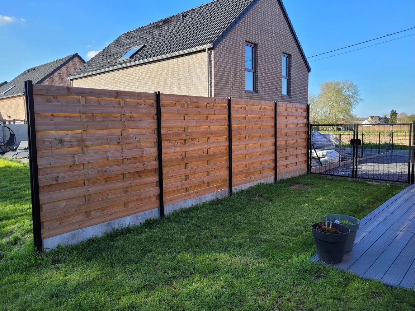 Pergola végétalisée avec haie taillée